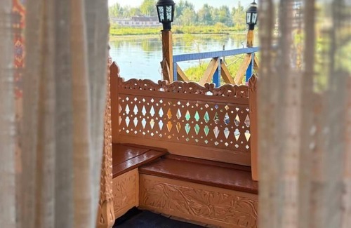 Dal Lake Boat Rental | Golden Hopes Group of Houseboats