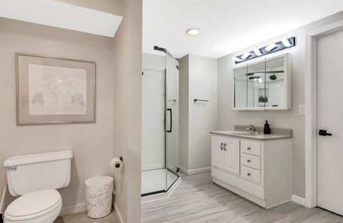 Lee Park House | Golden House⭐️5BR/3BA/7️⃣Queen Beds/Mins to DT MPLS