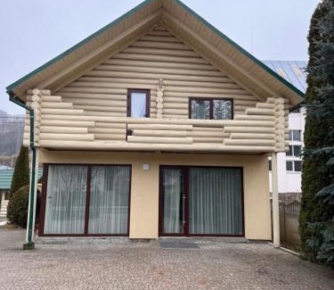 Mizhhirya Apartment | Golden Lemon