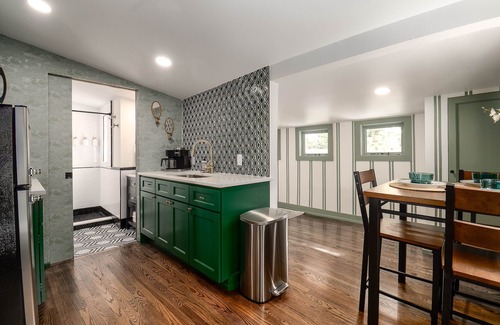 Dixieland House | Golden Lilly Historic Retreat
