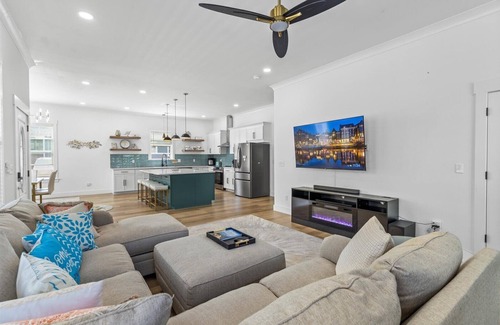 Chattanooga House | Golden Luxury Living in Downtown Chattanooga: Pet Friendly & Fenced Yard n