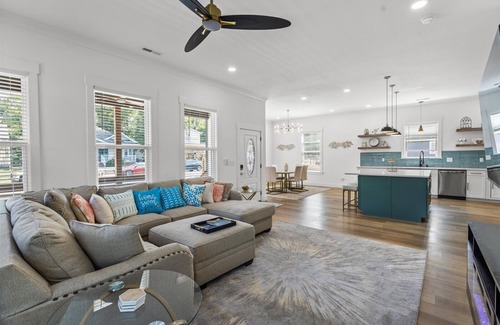 Chattanooga House | Golden Luxury Living in Downtown Chattanooga: Pet Friendly & Fenced Yard n