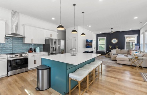 Chattanooga House | Golden Luxury Living in Downtown Chattanooga: Pet Friendly & Fenced Yard n