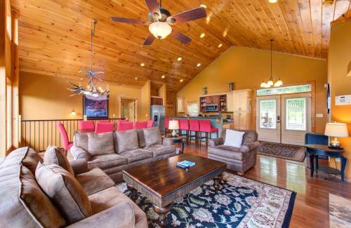 Chalet Village House | Golden Oak Lodge by Stony Brook Cabins