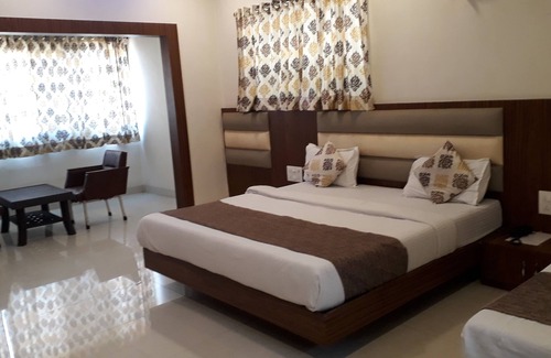 Jogeshwari West House | Golden Palms