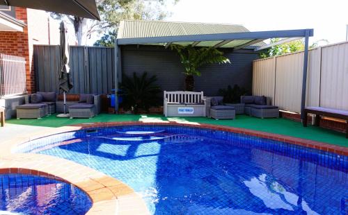 Strathdale Hotel | Golden Reef Motor Inn