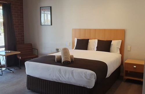 Strathdale Hotel | Golden Reef Motor Inn