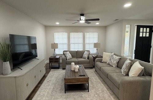 Madera House | "Golden Retreat –3BR/2BA Escape" located in the top neighborhood in Madera