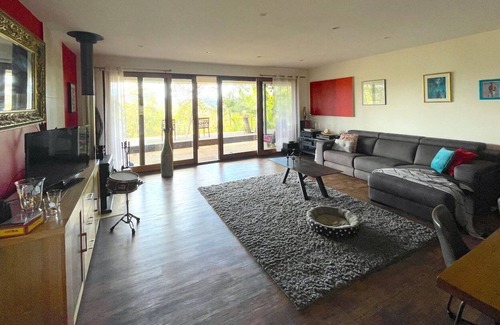 Uki House | Golden Retreat Ultimate 5 Bed with seperate Villa (Sleeps 10)