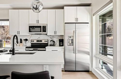 Golden Apartment | Golden Sanctuary Luxe Apt 1 Block From Main St