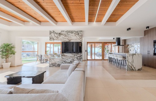 Sfakaki Villa | Golden sand beachfront villa ,6 Bedrooms,Rethymno