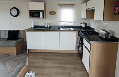 Kinmel Bay Cabin | Golden Sands 3-Bed Caravan, Parking & Pet Friendly
