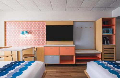 Wilmington Beach Hotel | Golden Sands Carolina Beach Oceanfront, Tapestry by Hilton