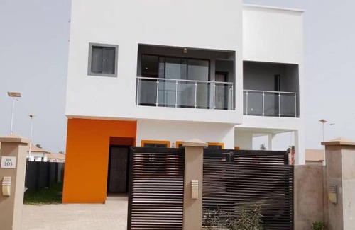 Gunjur House | Golden Sands Villa, 3-bedroom house with WiFi in Gunjur