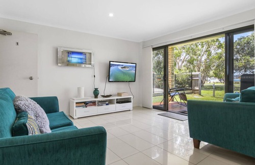 Golden Beach Apartment | Golden Shores Unit 1, 21 Landsborough Parade