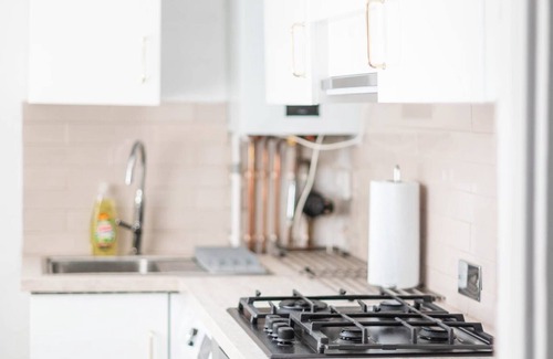 South Harrow Apartment | Golden Spa- Easy commute to Wembley and Central London