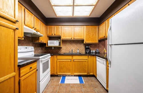 East Kootenay Condo | Golden Summit | Air Hockey | Wood Fireplace | Pets
