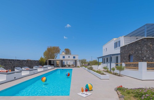 Agia Paraskevi House | Golden Sunrise Suites - Santorini Pool Bliss Suite