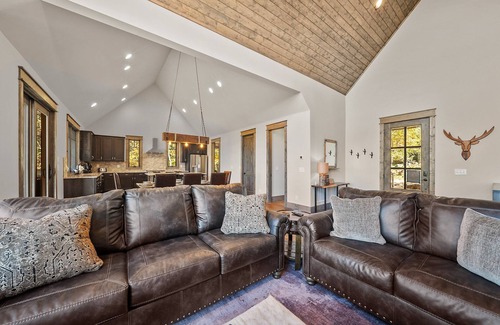 Banner Elk Cabin | Golden Sunsets at Eagles Nest - hot tub, view, community amenities