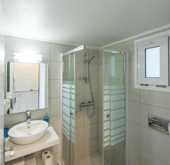 Vlicha Apartment | Golden View Studios