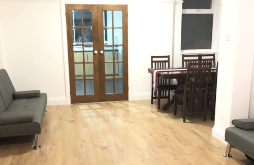 Hillingdon East House | Golden Villa - Charming 3-Bed House in Uxbridge