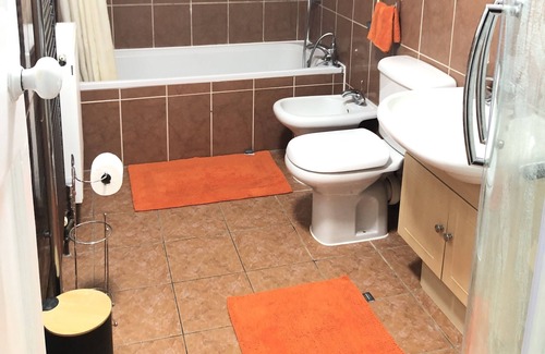 Hillingdon East House | Golden Villa - Charming 3-Bed House in Uxbridge