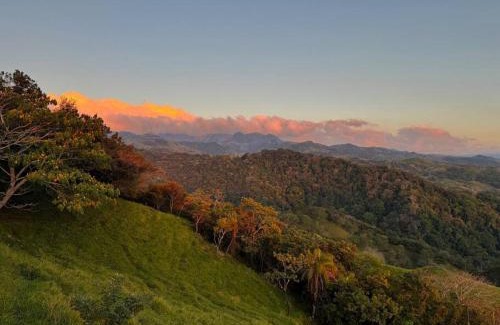 Monteverde Villa | GoldenView+ Aire acondicionado+Jacuzzi (a 15 km de Monteverde)