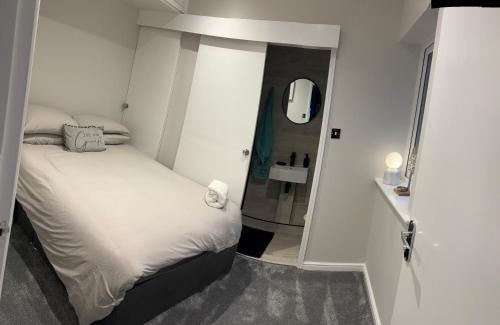 Adlington Apartment | Goldie's Retreat