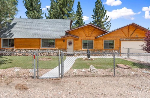 Woodlands House | Goldies Getaway - Beautiful modern cabin with Hot Tub! Game Room with Foosball and Ping Pong Table!