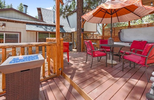 Woodlands House | Goldies Getaway - Beautiful modern cabin with Hot Tub! Game Room with Foosball and Ping Pong Table!