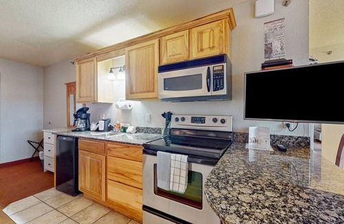 Wisconsin Dells Condo | Golf-adjacent condo with balcony, arcade, & playground