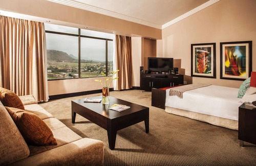 Maseru Hotel | Golf Break at Maseru Golf Course! Outdoor Pool & Spa Center, FREE Parking!
