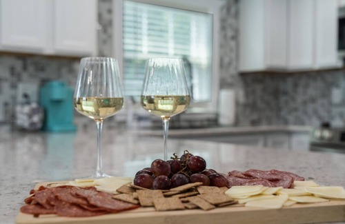 Morehead City Apartment | Golf Cart~Pet Friendly~Near Downtown~Teach's Reach