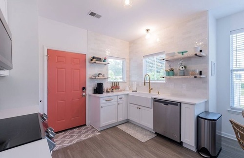 Old Town Bluffton House | GOLF CART! Remodeled home near Old Town, Xbox!