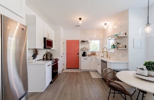 Old Town Bluffton House | GOLF CART! Remodeled home near Old Town, Xbox!
