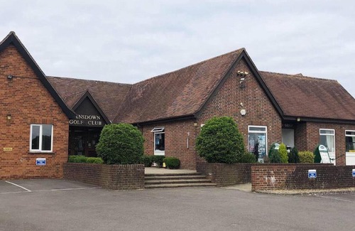 Lansdown Apartment | Golf Club House FREE MULTI SPACE PARKING