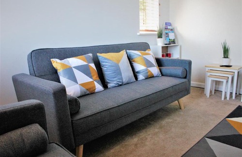 Lansdown Apartment | Golf Club House FREE MULTI SPACE PARKING