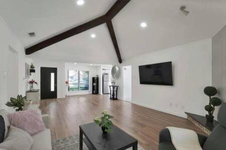 Richardson House | Golf Club Poolside Paradise