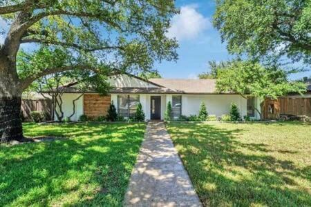 Richardson House | Golf Club Poolside Paradise
