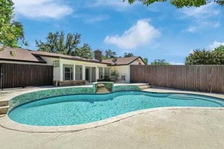 Richardson House | Golf Club Poolside Paradise
