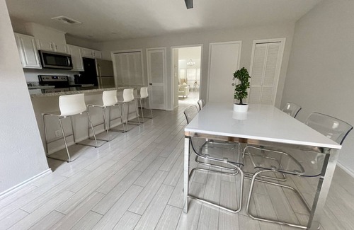 Palm Valley House | Golf Country Club Townhouse 3 bed 2.5 Bath Modern Residence 2 car garage & Patio