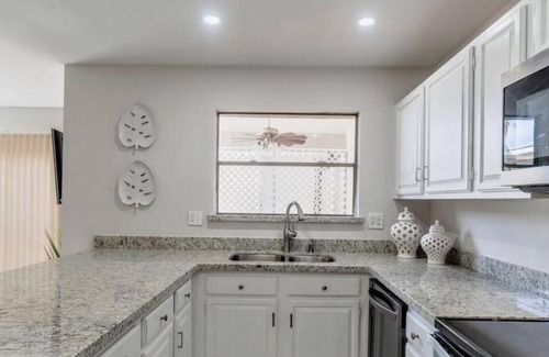 Palm Valley House | Golf Country Club Townhouse 3 bed 2.5 Bath Modern Residence 2 car garage & Patio