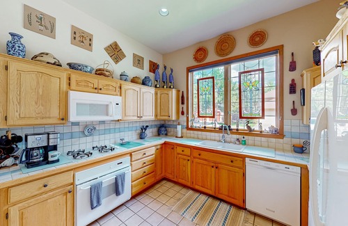 Dalton Ranch House | Golf course-adjacent home with private hot tub & amazing decor