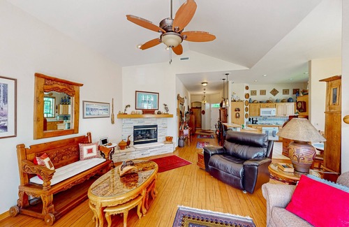 Dalton Ranch House | Golf course-adjacent home with private hot tub & amazing decor