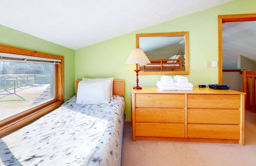 Woodstock Condo | Golf-course condo with W/D, WiFi, deck, pools, hot tub, tennis, & game room