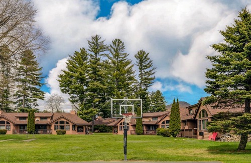 Woodstock Condo | Golf-course condo with W/D, WiFi, deck, pools, hot tub, tennis, & game room