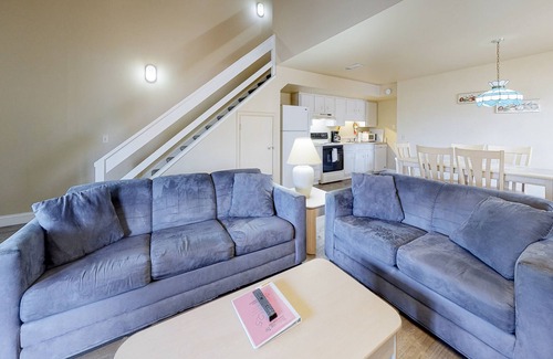 Ocean Pines House | Golf course front home with wood-burning fireplace, deck & paid pool access