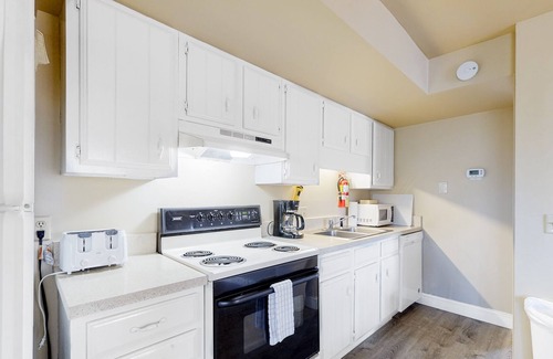 Ocean Pines House | Golf course front home with wood-burning fireplace, deck & paid pool access