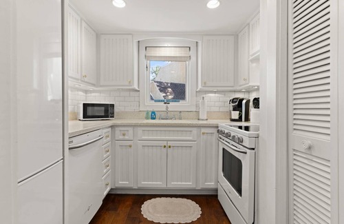 St. Simons Island Condo | Golf Course | Kids Bunk Closet | Deck | 2 Balconies | Natural Light | Full Kitchen | King Beds