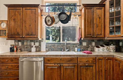 Lake Almanor West House | Golf Course Lake Almanor West Home w/Hot Tub & Lake View!